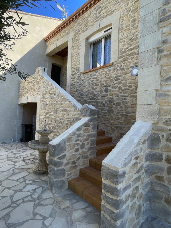 Rénovation d’une façade en pierre sur Agde dans l’Hérault